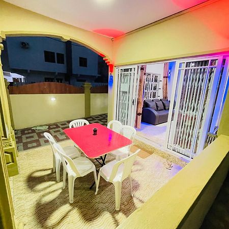 Rs Villas - Three Bedrooms Share Apartment With Private Room And Free Wifi And 100Mts To The Beach And Ac And 100Mts To Bus Stop And Pool Flic-en-Flacq Exterior foto