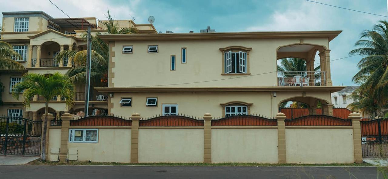 Rs Villas - Three Bedrooms Share Apartment With Private Room And Free Wifi And 100Mts To The Beach And Ac And 100Mts To Bus Stop And Pool Flic-en-Flacq Exterior foto