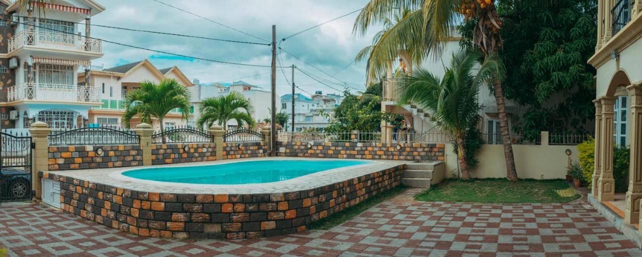 Rs Villas - Three Bedrooms Share Apartment With Private Room And Free Wifi And 100Mts To The Beach And Ac And 100Mts To Bus Stop And Pool Flic-en-Flacq Exterior foto