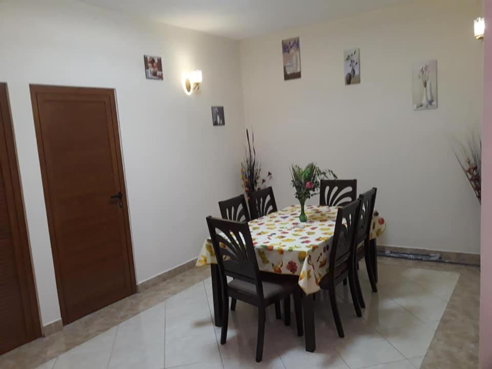Rs Villas - Three Bedrooms Share Apartment With Private Room And Free Wifi And 100Mts To The Beach And Ac And 100Mts To Bus Stop And Pool Flic-en-Flacq Exterior foto