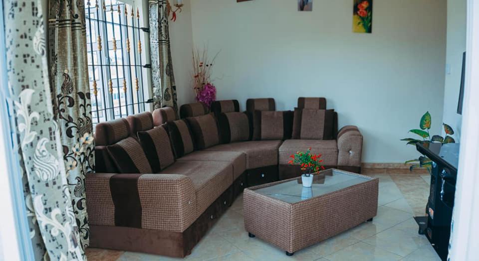Rs Villas - Three Bedrooms Share Apartment With Private Room And Free Wifi And 100Mts To The Beach And Ac And 100Mts To Bus Stop And Pool Flic-en-Flacq Exterior foto