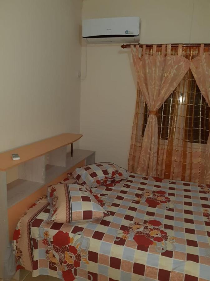 Rs Villas - Three Bedrooms Share Apartment With Private Room And Free Wifi And 100Mts To The Beach And Ac And 100Mts To Bus Stop And Pool Flic-en-Flacq Exterior foto