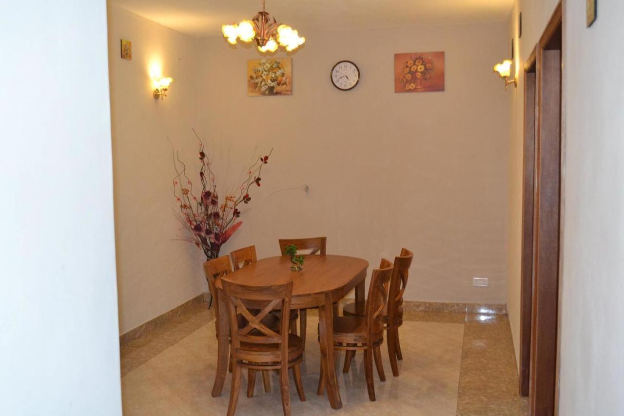 Rs Villas - Three Bedrooms Share Apartment With Private Room And Free Wifi And 100Mts To The Beach And Ac And 100Mts To Bus Stop And Pool Flic-en-Flacq Exterior foto