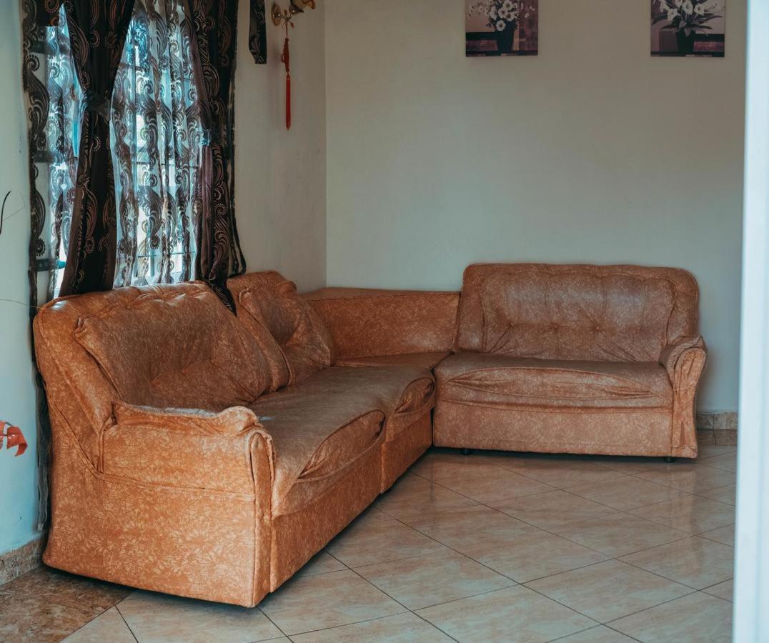Rs Villas - Three Bedrooms Share Apartment With Private Room And Free Wifi And 100Mts To The Beach And Ac And 100Mts To Bus Stop And Pool Flic-en-Flacq Exterior foto