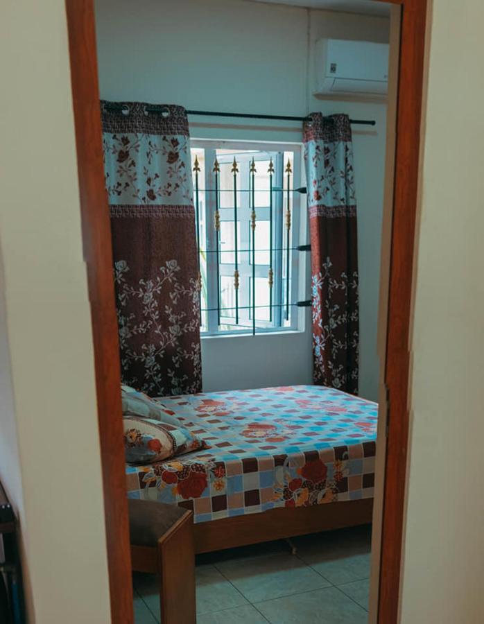 Rs Villas - Three Bedrooms Share Apartment With Private Room And Free Wifi And 100Mts To The Beach And Ac And 100Mts To Bus Stop And Pool Flic-en-Flacq Exterior foto