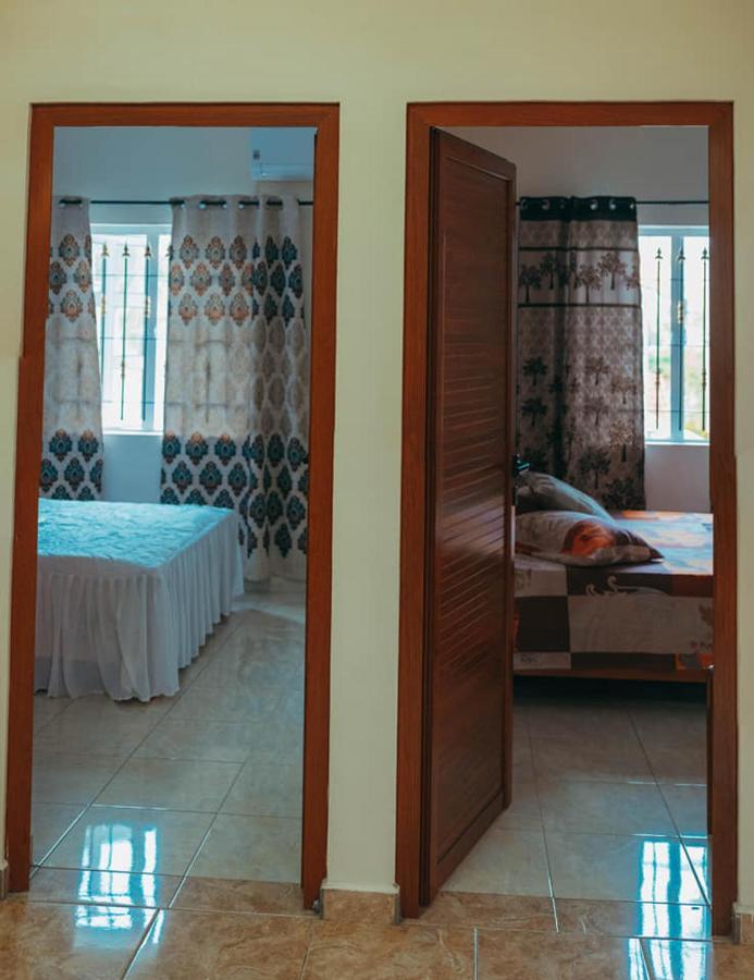 Rs Villas - Three Bedrooms Share Apartment With Private Room And Free Wifi And 100Mts To The Beach And Ac And 100Mts To Bus Stop And Pool Flic-en-Flacq Exterior foto