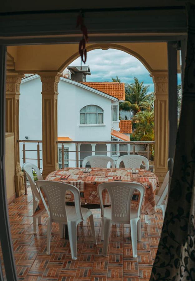Rs Villas - Three Bedrooms Share Apartment With Private Room And Free Wifi And 100Mts To The Beach And Ac And 100Mts To Bus Stop And Pool Flic-en-Flacq Exterior foto