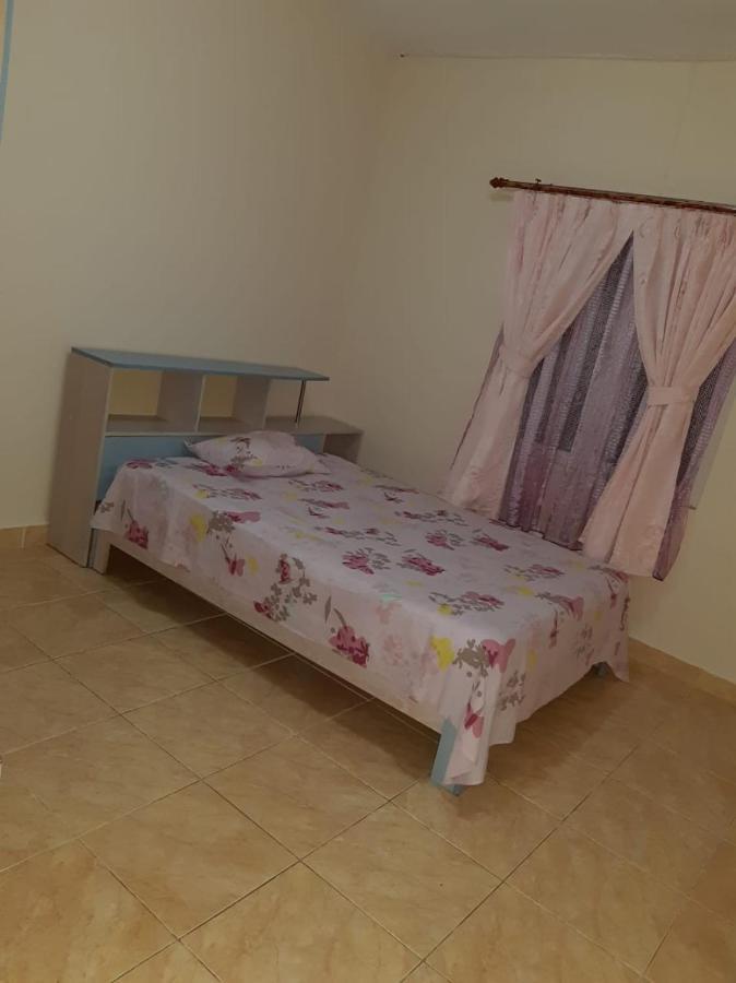 Rs Villas - Three Bedrooms Share Apartment With Private Room And Free Wifi And 100Mts To The Beach And Ac And 100Mts To Bus Stop And Pool Flic-en-Flacq Exterior foto