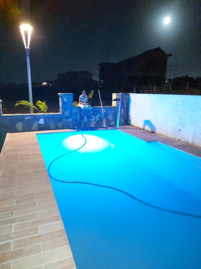 Rs Villas - Three Bedrooms Share Apartment With Private Room And Free Wifi And 100Mts To The Beach And Ac And 100Mts To Bus Stop And Pool Flic-en-Flacq Exterior foto