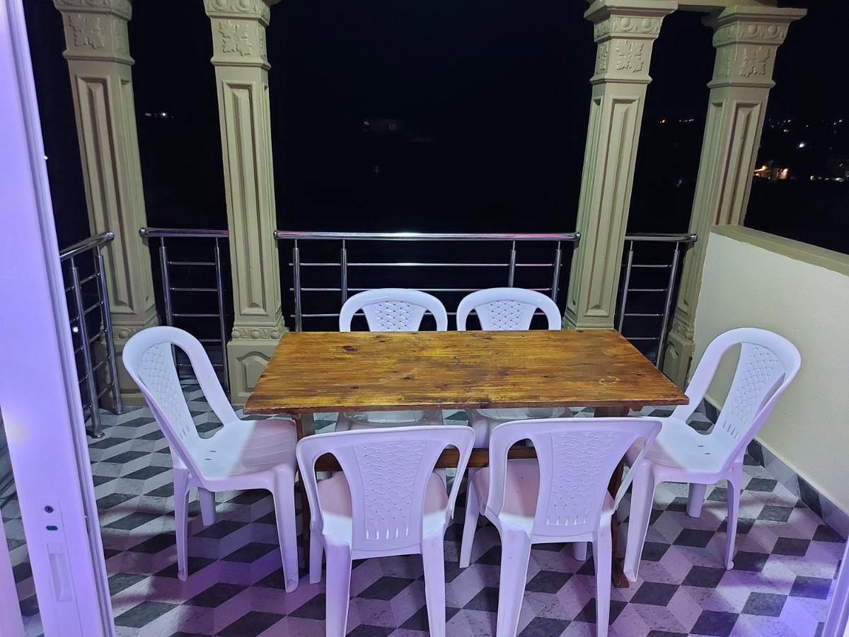 Rs Villas - Three Bedrooms Share Apartment With Private Room And Free Wifi And 100Mts To The Beach And Ac And 100Mts To Bus Stop And Pool Flic-en-Flacq Exterior foto