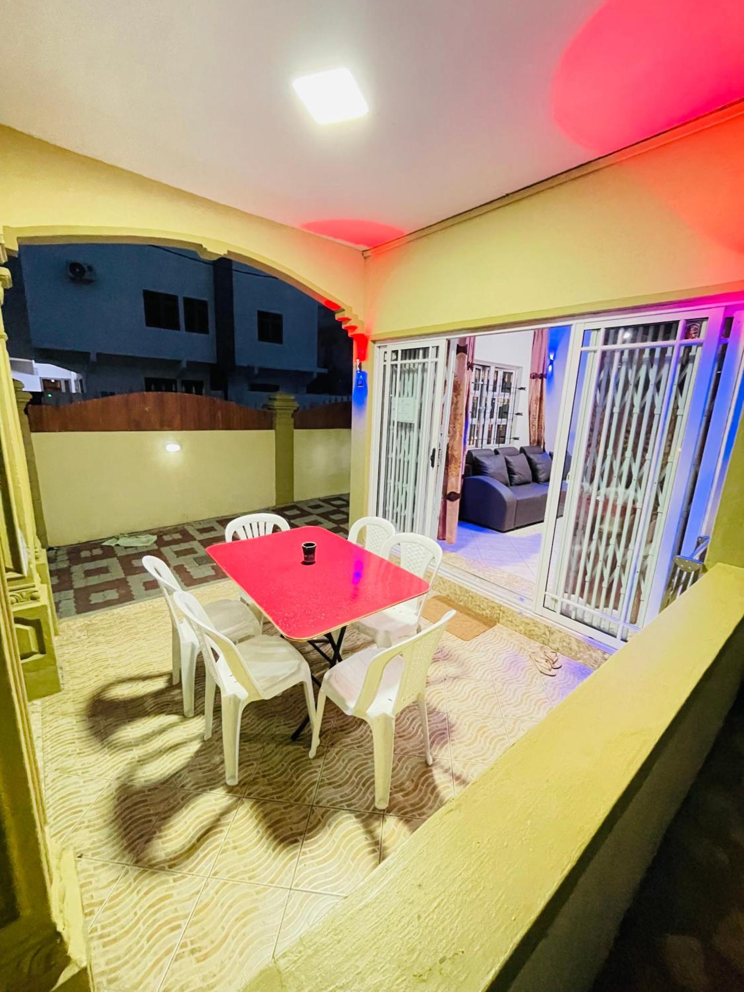 Rs Villas - Three Bedrooms Share Apartment With Private Room And Free Wifi And 100Mts To The Beach And Ac And 100Mts To Bus Stop And Pool Flic-en-Flacq Exterior foto